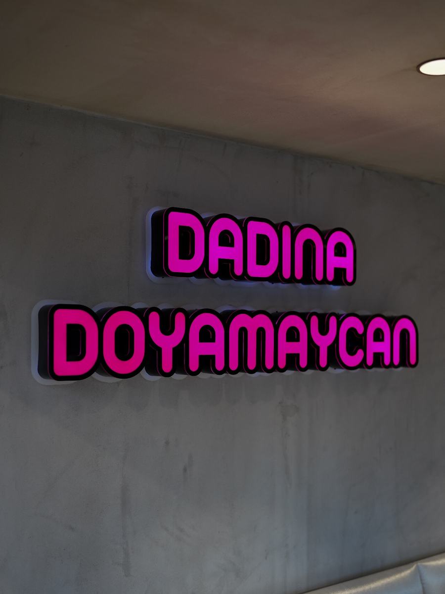 Dadına doyamaycan neon yazısı