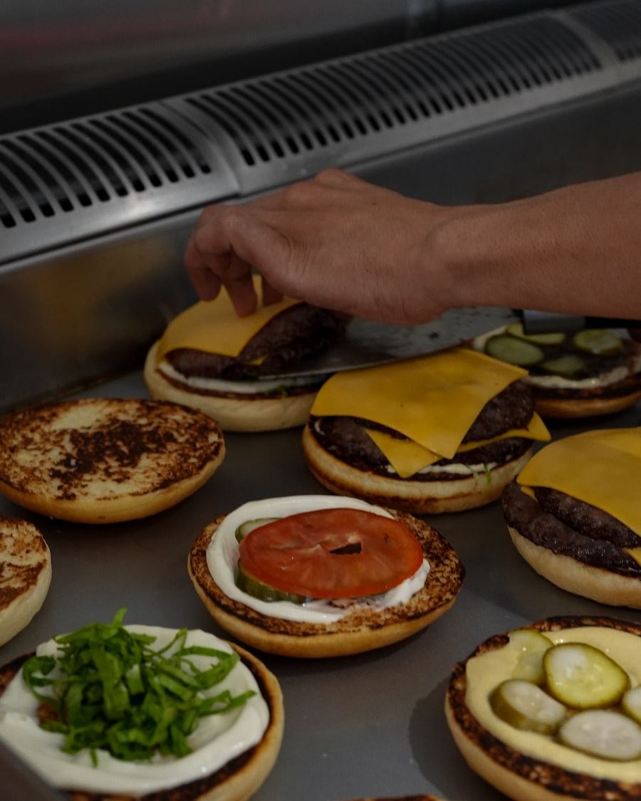 Epic mutfağında burgerler hazırlanıyor